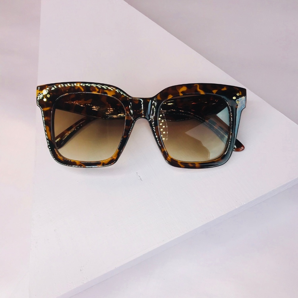 🆑 Square Frame Sunglasses in Tortoise - Picture 3 of 8